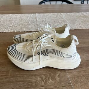 APL Streamline Sneakers Women’s 7.5